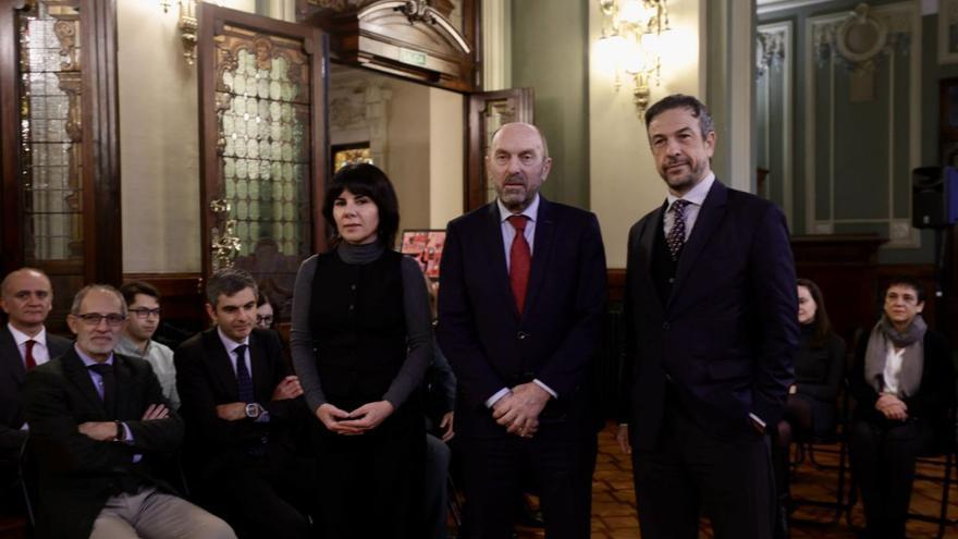 Ana Valero y Víctor Vázquez flanquean a Juan Cofiño. | IRMA COLLÍN