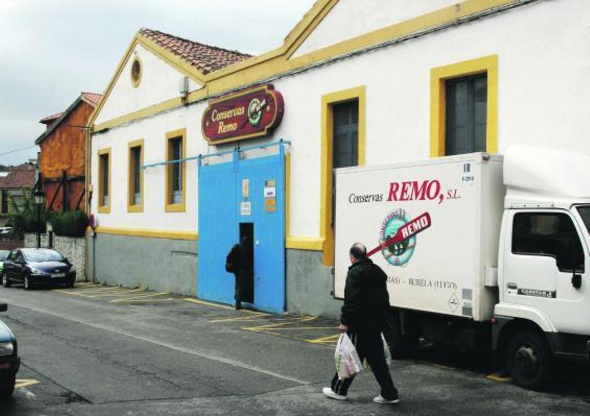 Fachada de la fábrica de conservas Remo, en la calle San Antonio de Candás.