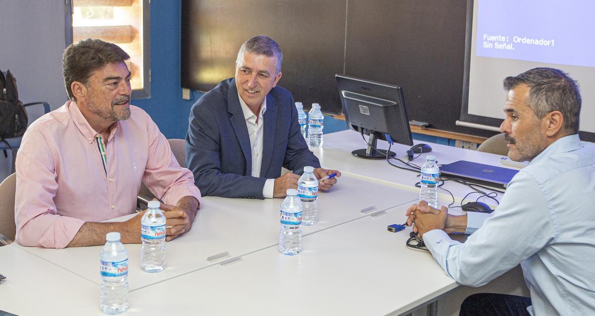 El alcalde de Alicante, Luis Barcala; el conseller de Economía, Rafa Climent; y el presidente de Fundesem, Cayetano Sánchez Butrón, durante una de las reuniones que celebraron sobre la situación de la escuela de negocios.