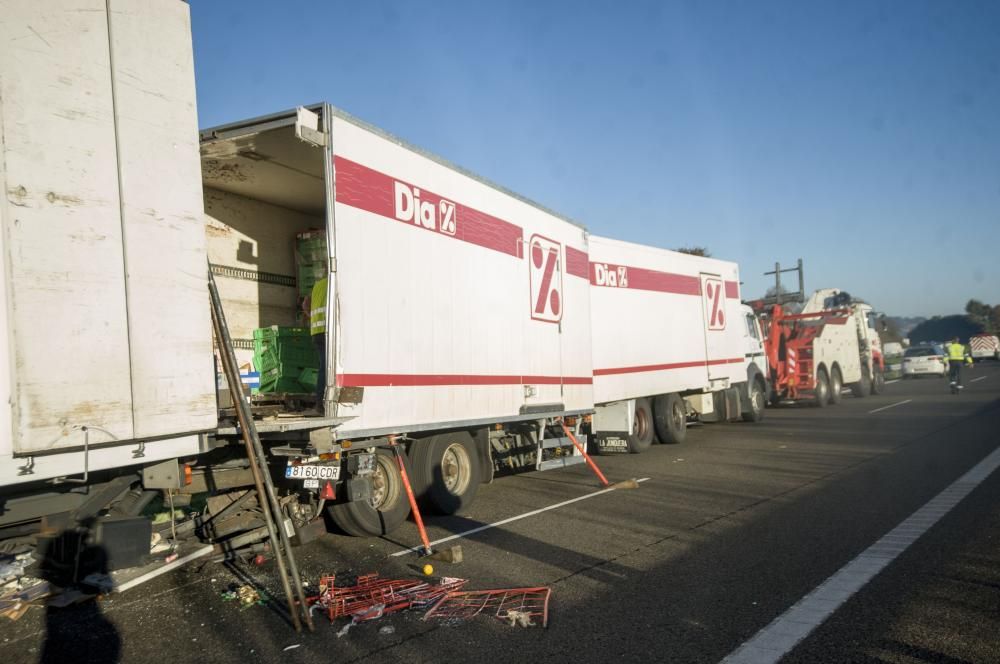 La AP-9 cortada en Abegondo al chocar dos camiones