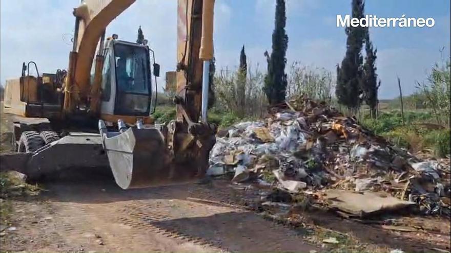 Montañas de residuos junto a la AP-7 en Castellón: así es el macrovertedero ilegal