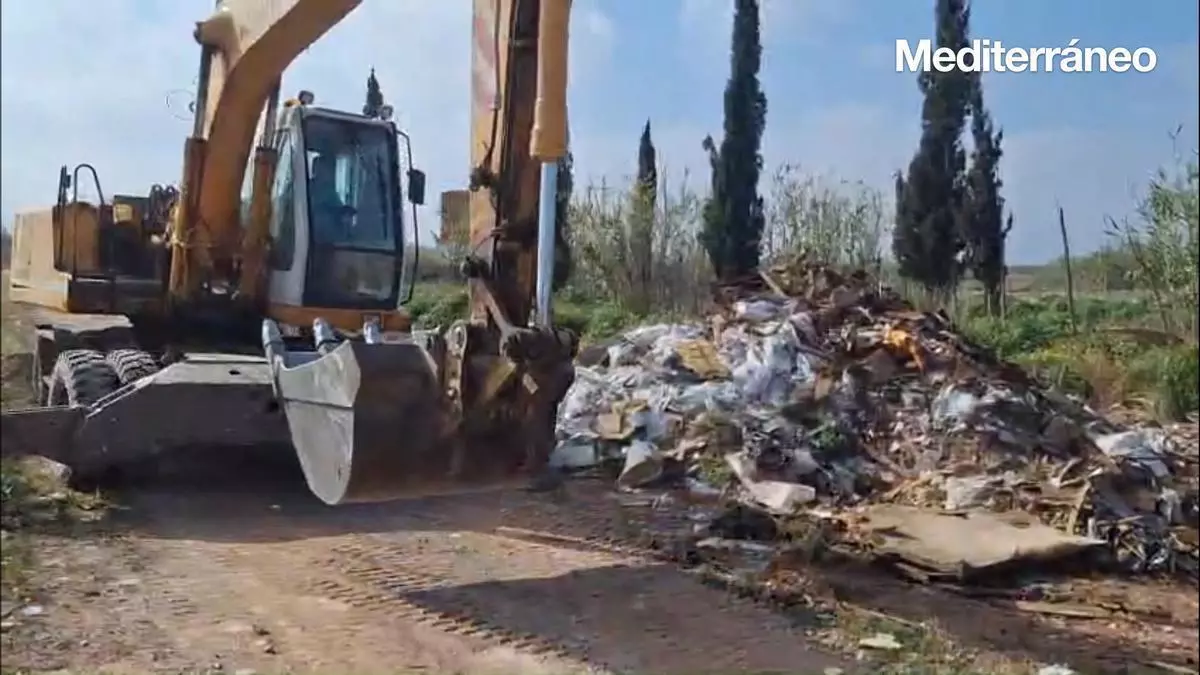La factura de la basura ilegal: Vila-real destina 71.661 euros a limpiar un macrovertedero junto a la AP-7