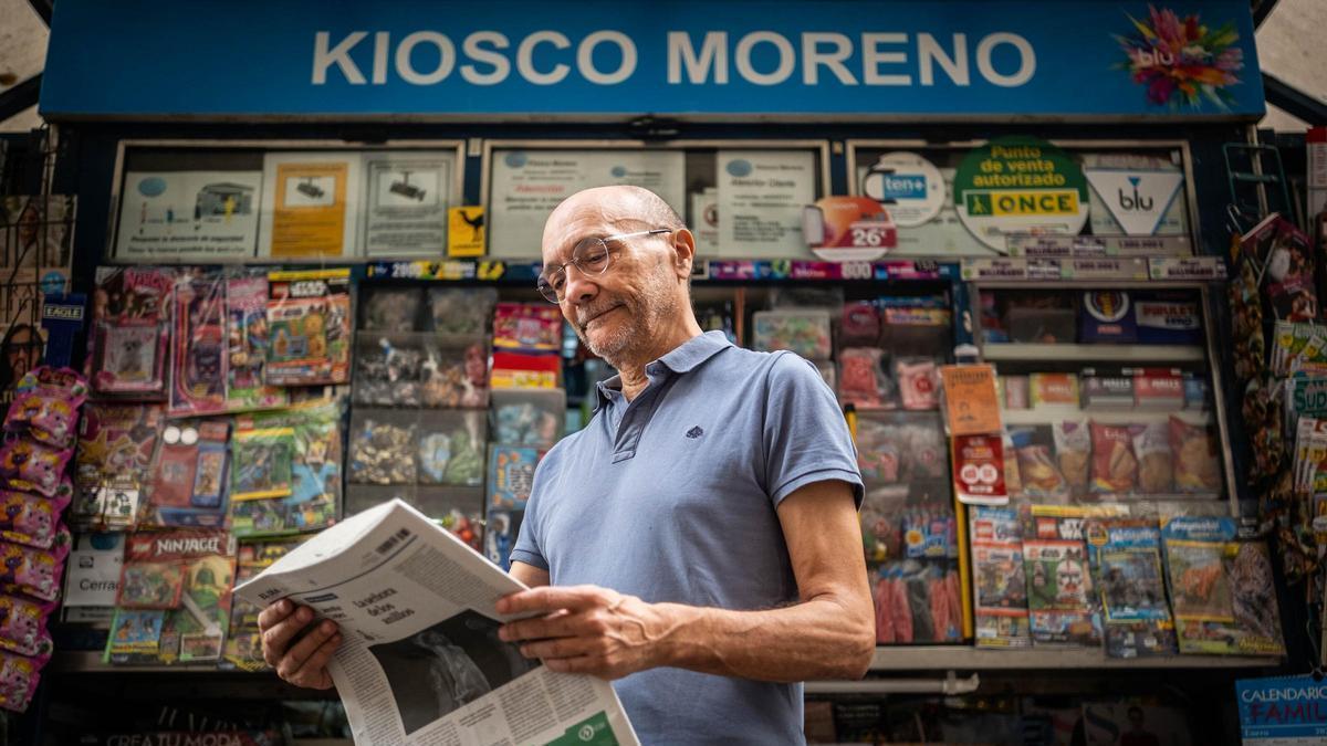 Pedro Moreno se mantiene al pie del cañón del kiosco que comenzó su madre en la época de los carritos