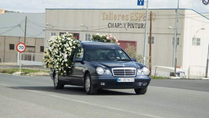 El coche fúnebre que transportaba el cuerpo del niño fallecido.