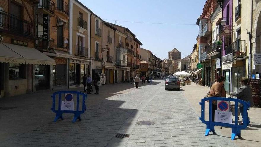 Señales instaladas en la Plaza Mayor para informar sobre su apertura, horarios y prohibición de aparcar.