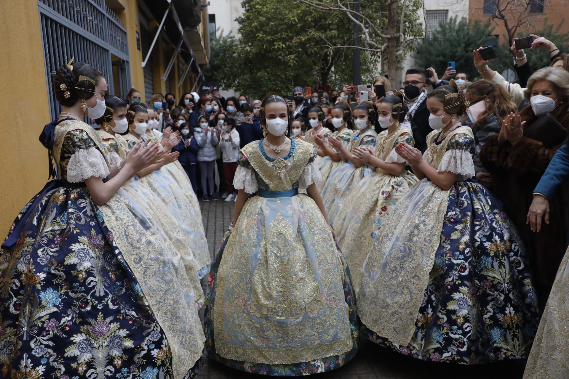 Así es el espolín de la Fallera Mayor Infantil de València