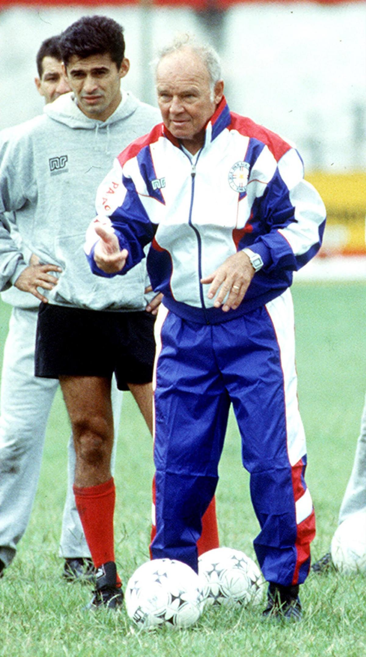 Kubala dirigiendo Paraguay (1995)