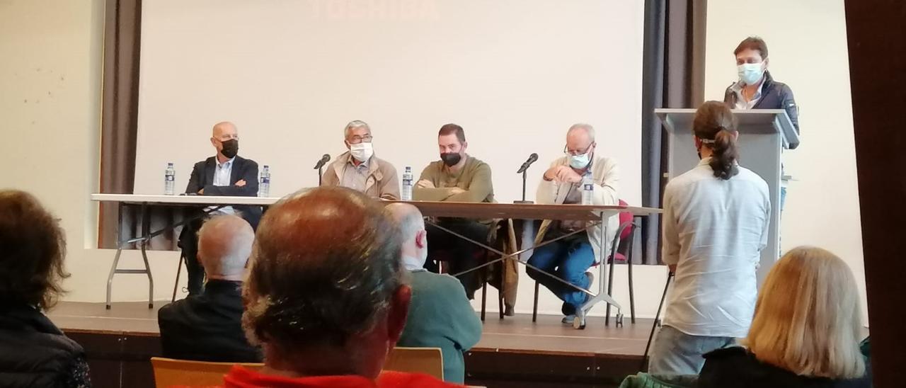 Por la derecha, Tensi Carmona, de pie, con Aladino Fernández, José Antonio González, Jaime Izquierdo y Pablo Priesca, en el centro cultural “Vicente Álvarez” de Rioseco.