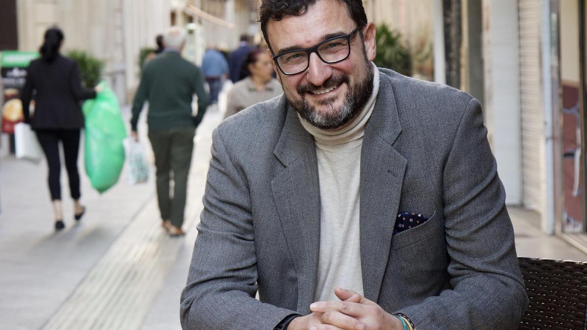 Ginés Ruiz, en una cafetería de la calle Trapería de Murcia.