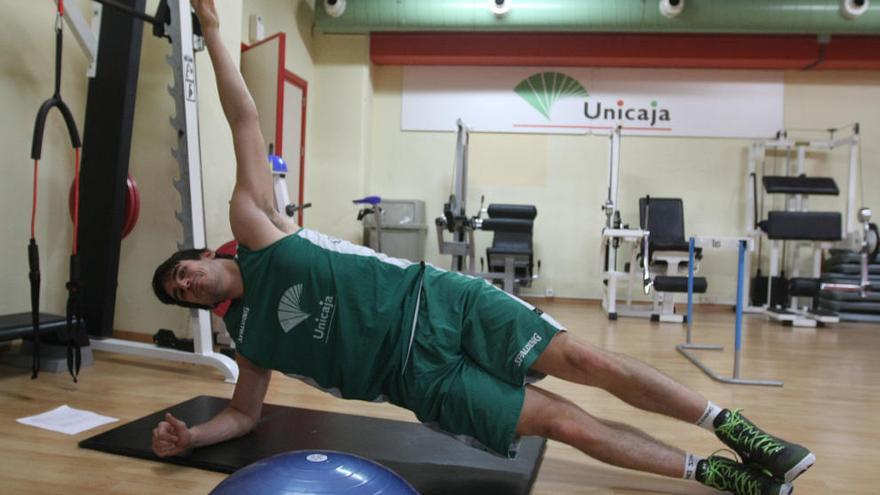 Carlos Suárez trabaja en el gimnasio del Martín Carpena.