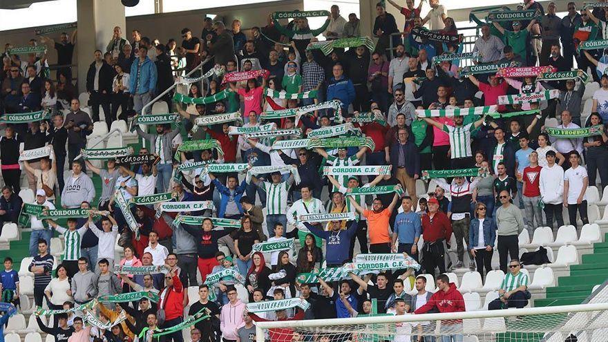 Aficionados del Córdoba CF, en El Arcángel, el 8 de marzo del 2020, durante el encuentro contra el Cartagena.