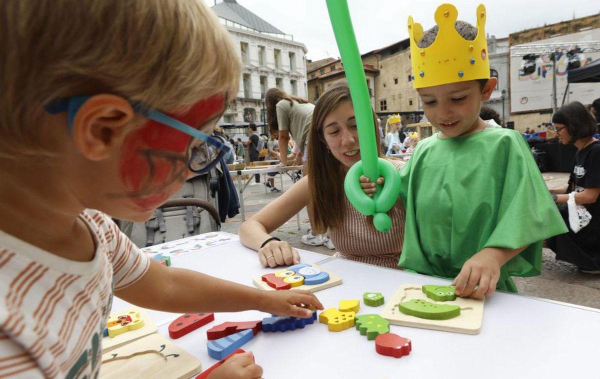 Sobre estas líneas, en primer término, las niñas Sasha Kalinina (izquierda) y Mayling Quijije, jugando en la plaza de la Catedral; arriba, Belén Canellada, con sus hiijos Daniel y Nicolás, jugando en la plaza de la Catedral.