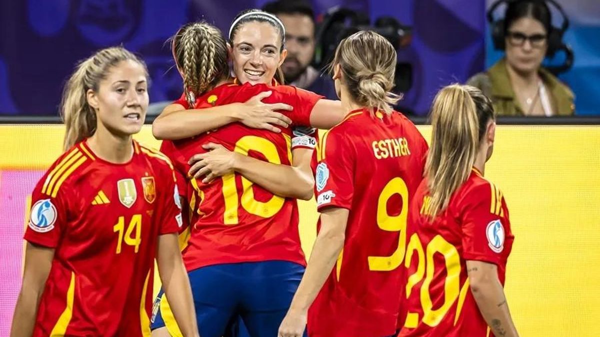 Athenea Del Castillo (2-i) abraza a su compañera Aitana Bonmatí (c), quien anotó el 0-1 en la semifinal de la Eurocopa Femenina entre España y Alemania, este 23 de julio de 2025, en Zúrich (Suiza).