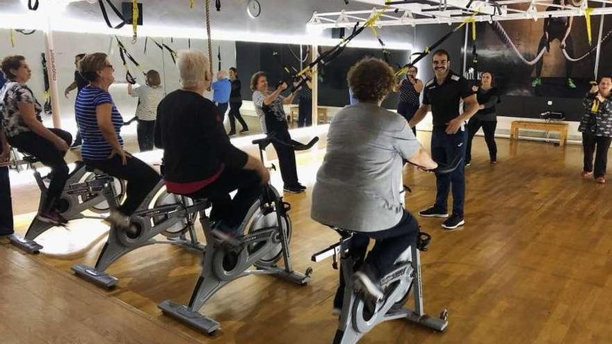 Un grupo de mujeres mayores haciendo ejercicio en un gimnasio ovetense.