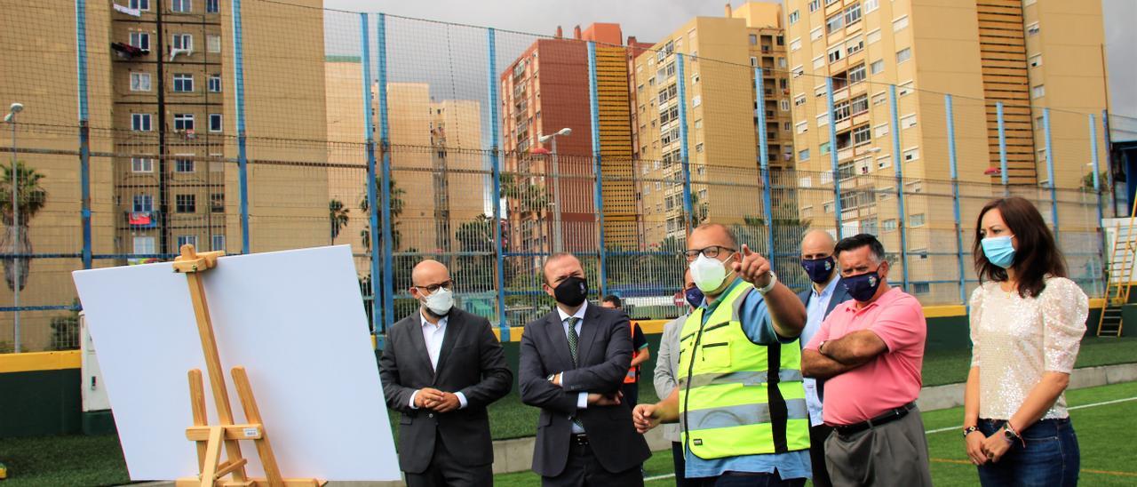 Augusto Hidalgo y Aridany Romero visitan las obras finalizadas del campo de fútbol de Parque Atlántico