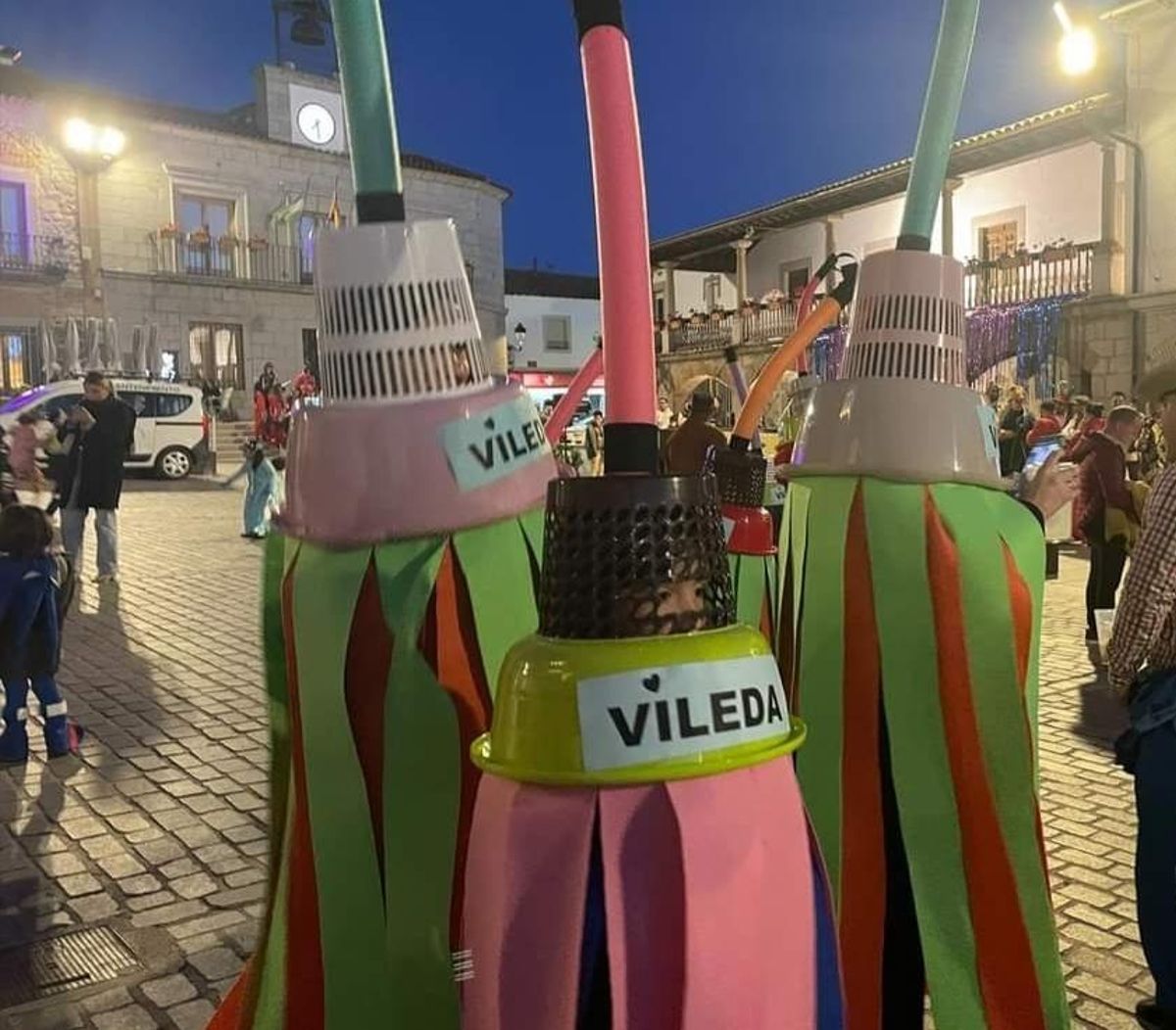 Varias personas disfrazadas de fregonas en Dos Torres.