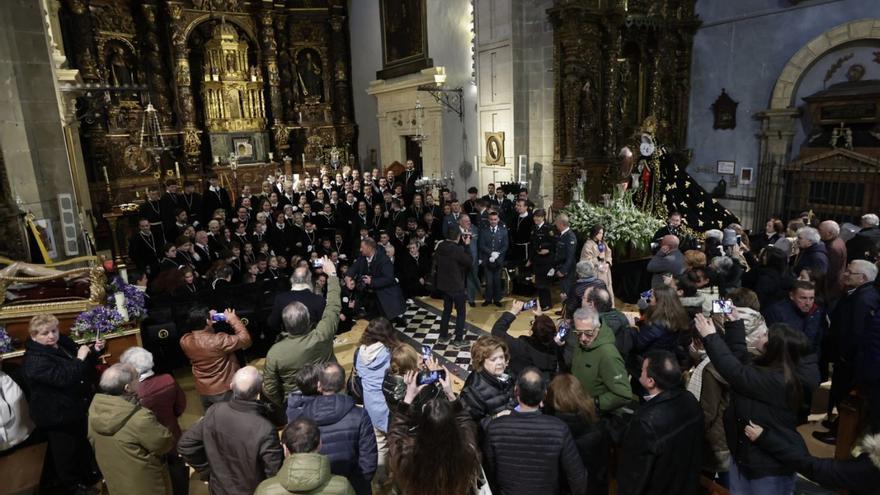 La lluvia impide el Santo Entierro en Oviedo