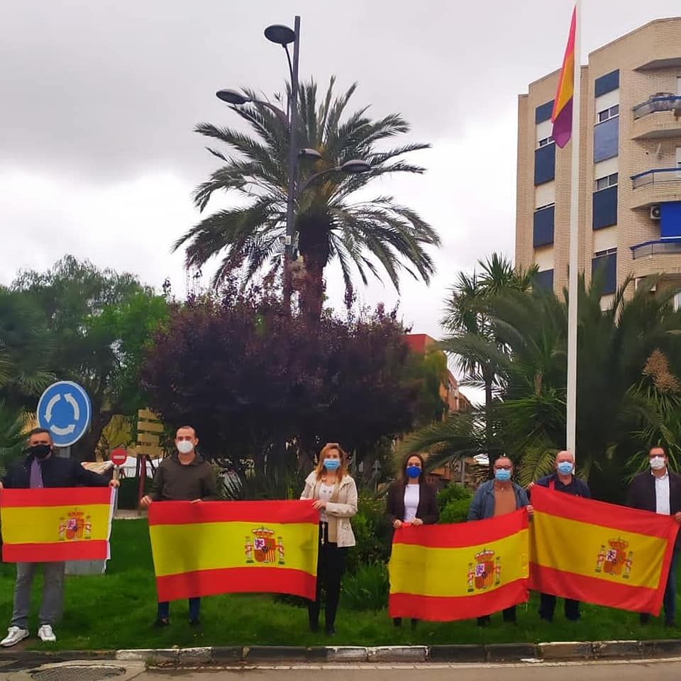 Integrantes del PP de Paterna con sus banderas y la tricolor, al fondo