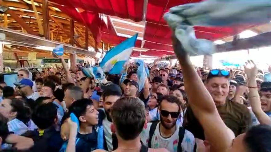 Aficionados de Argentinan celebran en Tenerife la victoria en el Mundial.