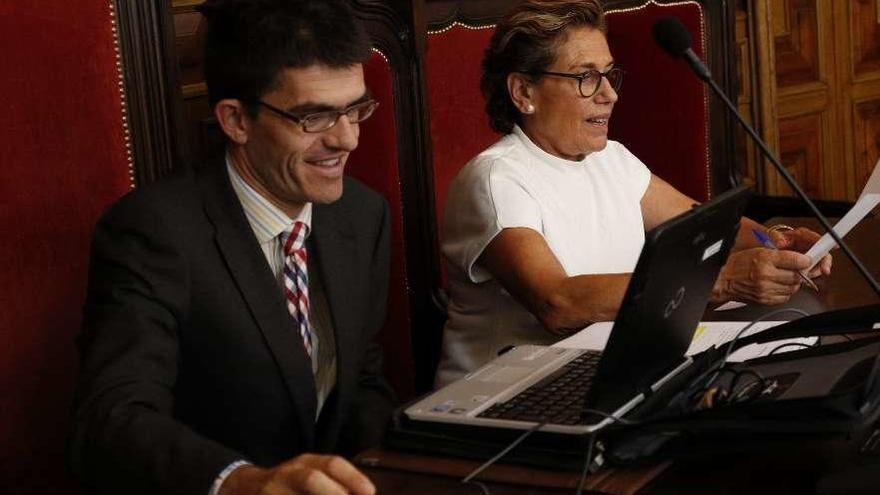 El delegado del INE, Julio Hernández, y la letrada de la Audiencia, Isabel Santos, durante el sorteo.