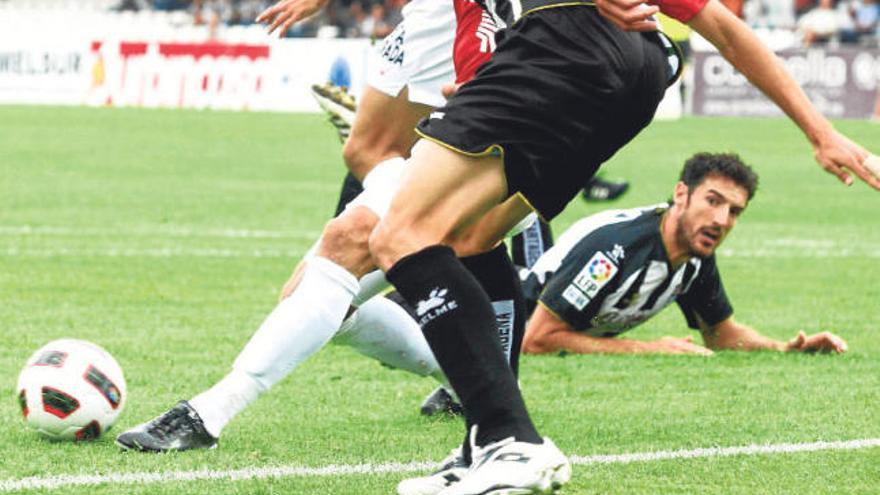 El delantero del FC Cartagena Toché observa desde el suelo una acción del partido