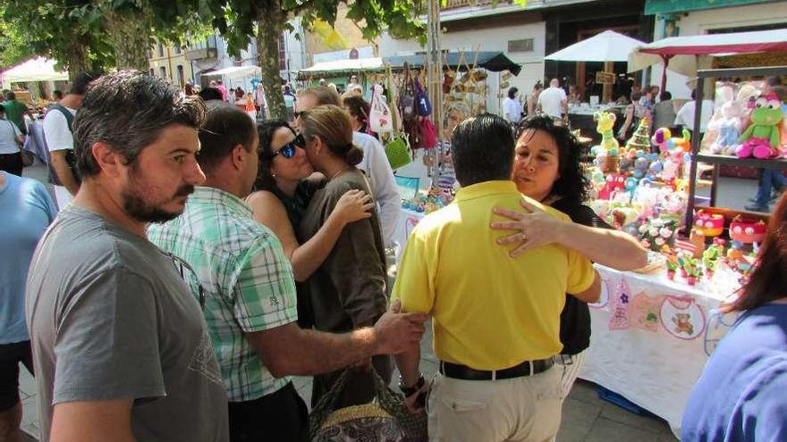 Ediles del PSOE fundiéndose en un abrazo con los miembros del cuatripartito, ayer.