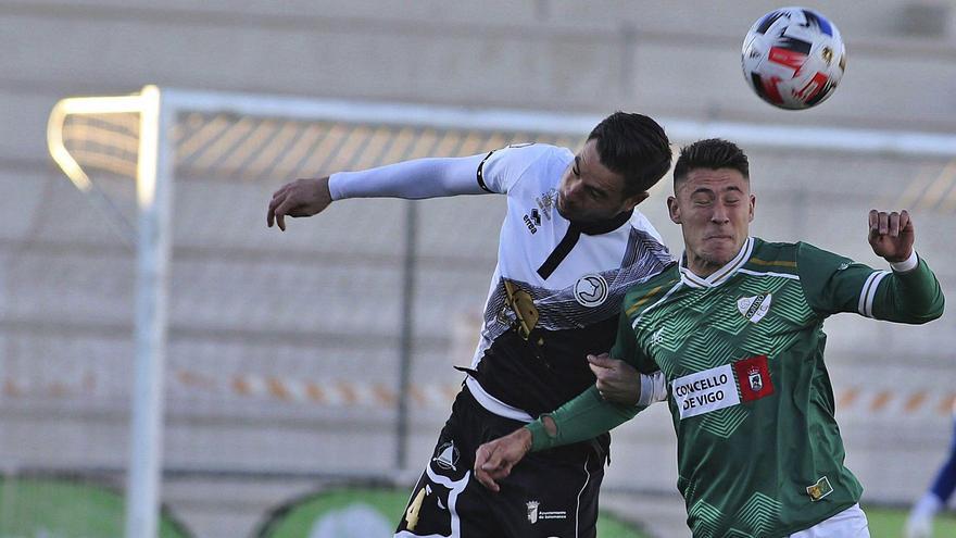 Álex Valiño disputa un balón con un jugador del Unionistas en el partido del pasado domingo. |  // LA GACETA DE SALAMANCA