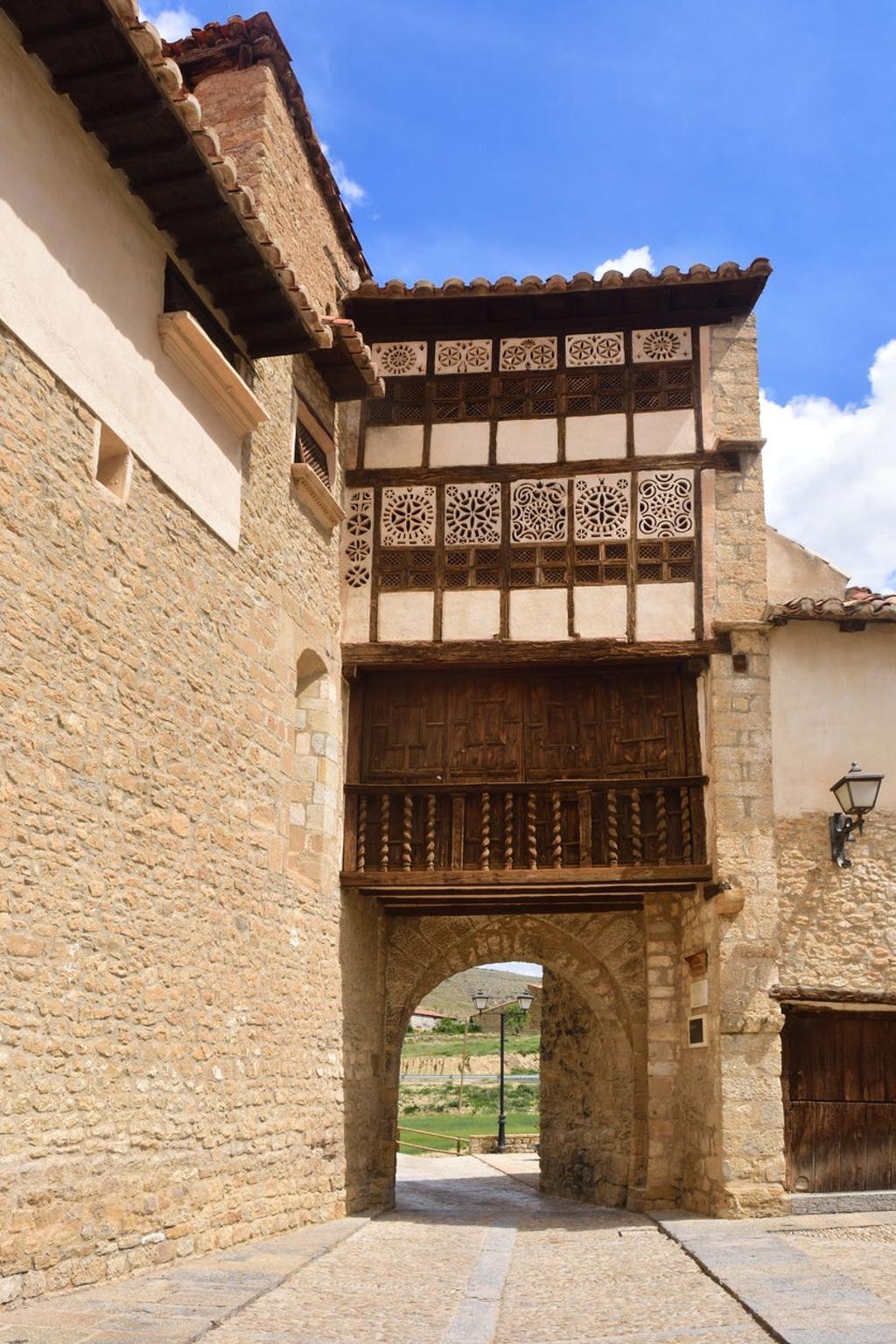 El Portal de las Monjas es la imagen más icónica de Mirambel, además de ser la antigua estancia de la madre superiora