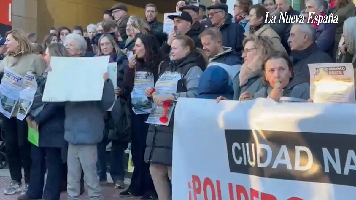 VÍDEO: Ciudad Naranco reclama piscina y polideportivo