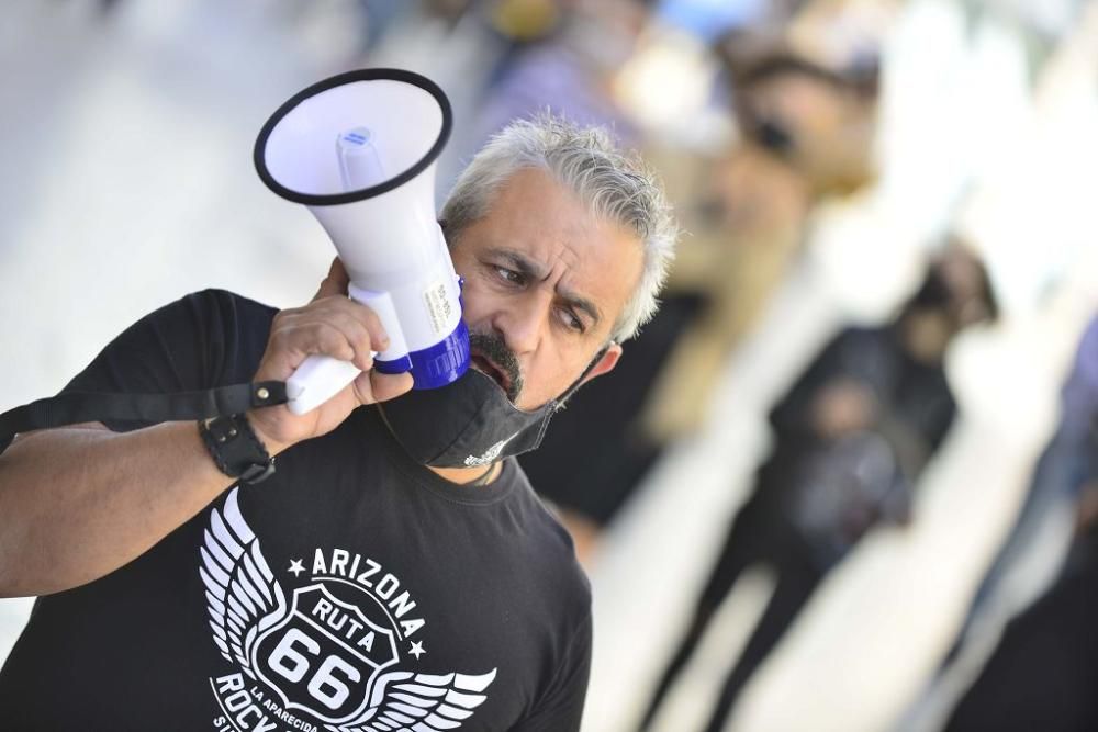 Los hosteleros protestan en las calles de Cartagena sin el apoyo de su patronal