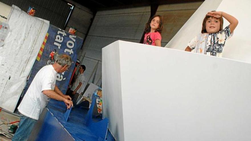 Jordi Gassió, de la colla dels Esmolets, preparant una carrossa per la Festa de l&#039;Estany