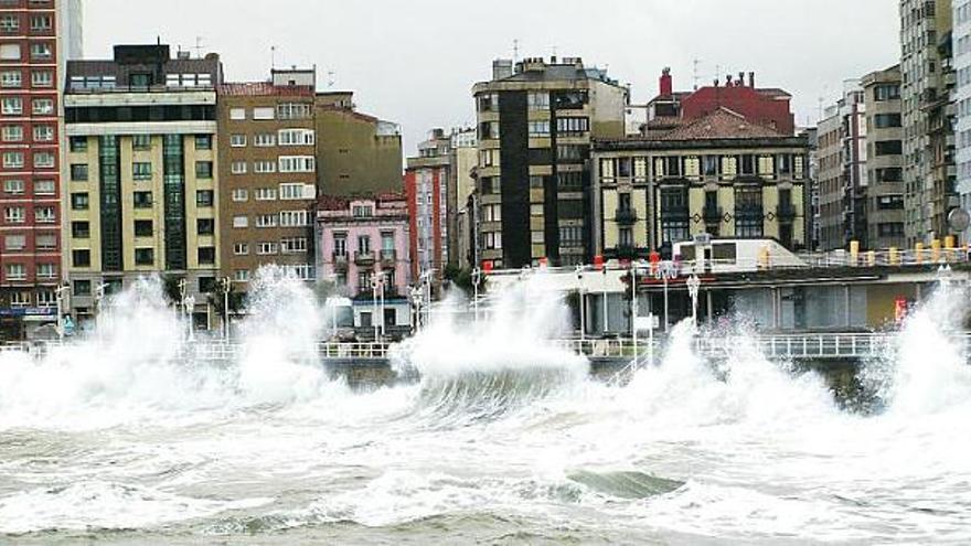 Día de temporal en la playa de San Lorenzo, en Gijón.