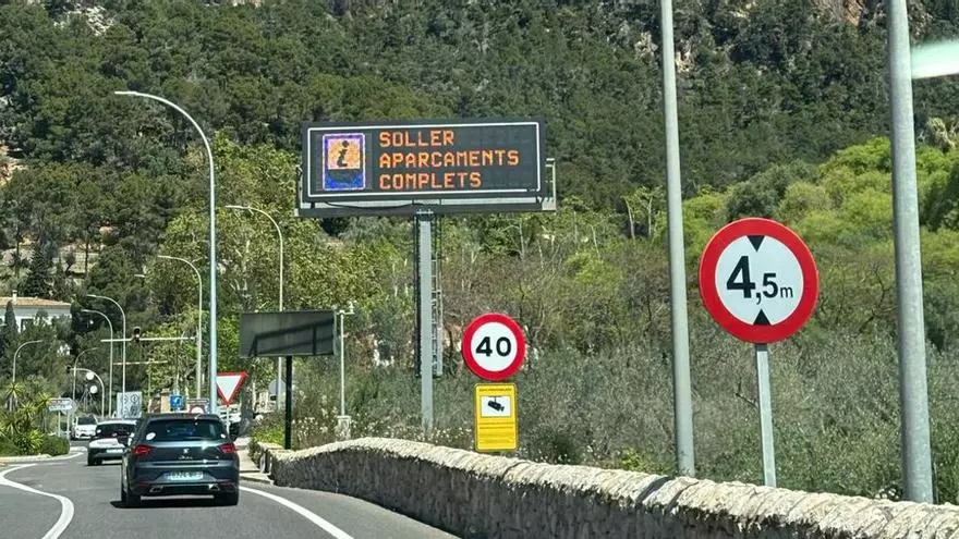 Sóller activa paneles disuasorios ante la llegada masiva de coches de visitantes