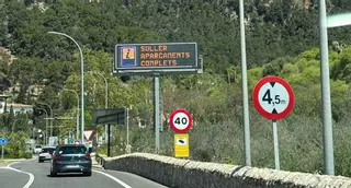 Sóller activa paneles disuasorios ante la llegada masiva de coches de visitantes