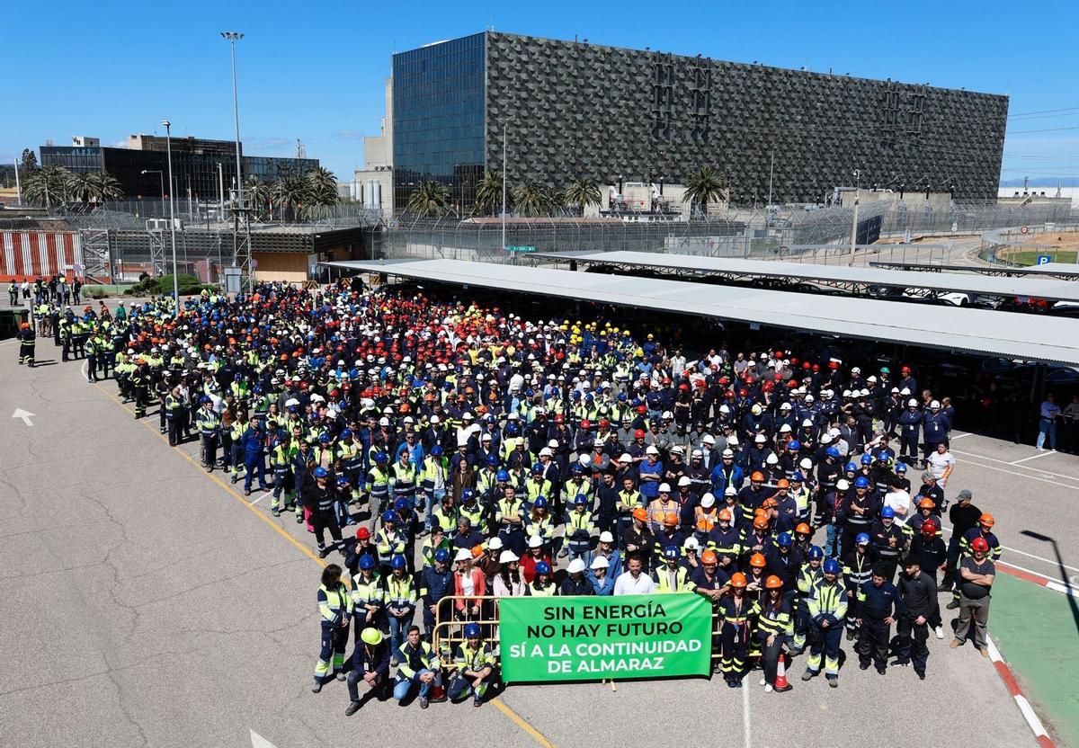 Archivo - Trabajadores de la Central Nuclear de de Almaraz celebran una concentración