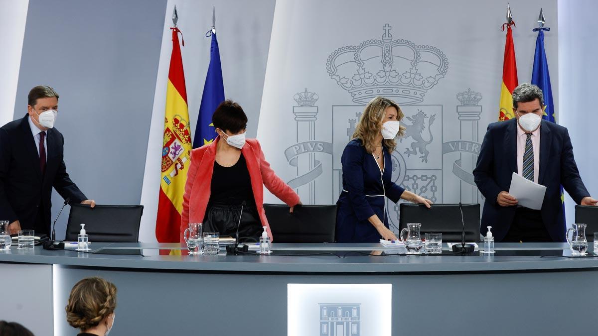 De izquierda a derecha, Luis Planas, Isabel Rodríguez, Yolanda Díaz y José Luis Escrivá, en la rueda de prensa posterior al Consejo de Ministros. De izquierda a derecha, Luis Planas, Isabel Rodríguez, Yolanda Díaz y José Luis Escrivá, en la rueda de prensa posterior al Consejo de Ministros.