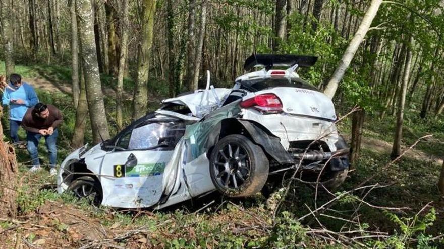 Mueren dos pilotos tras chocar contra un árbol en un rally