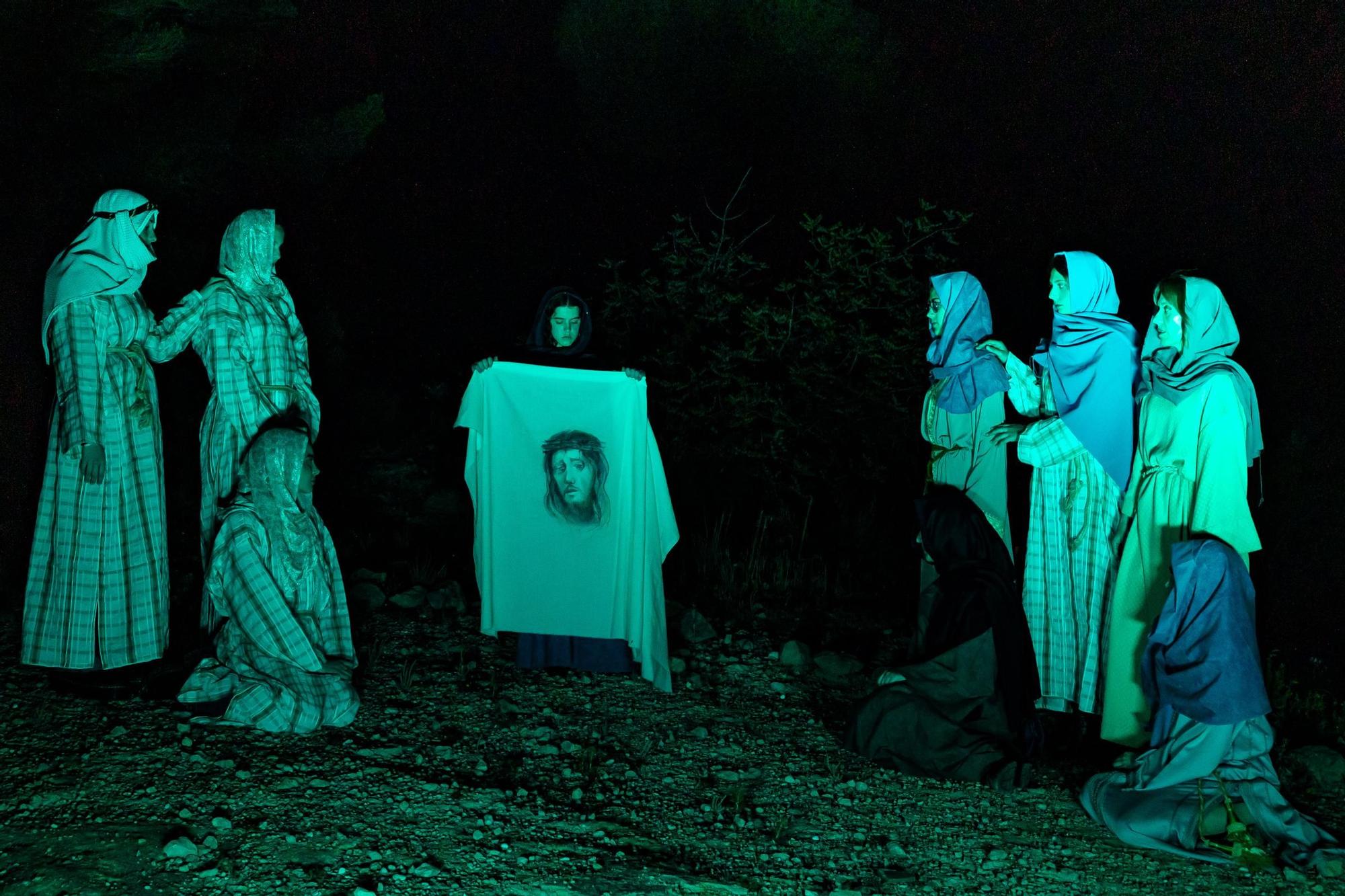 Actores y actrices amateurs escenifican “La Passió” de La Nucia en la noche del Jueves Santo