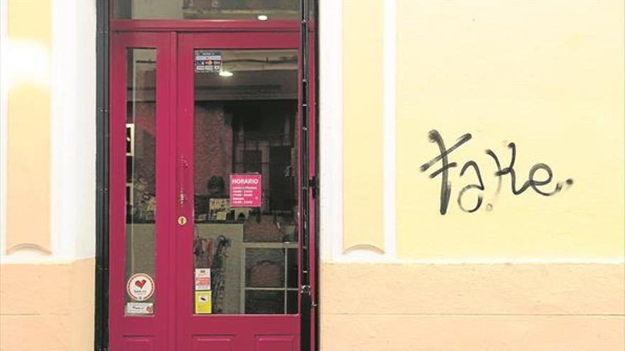 Aparecen pintadas en fachadas del centro