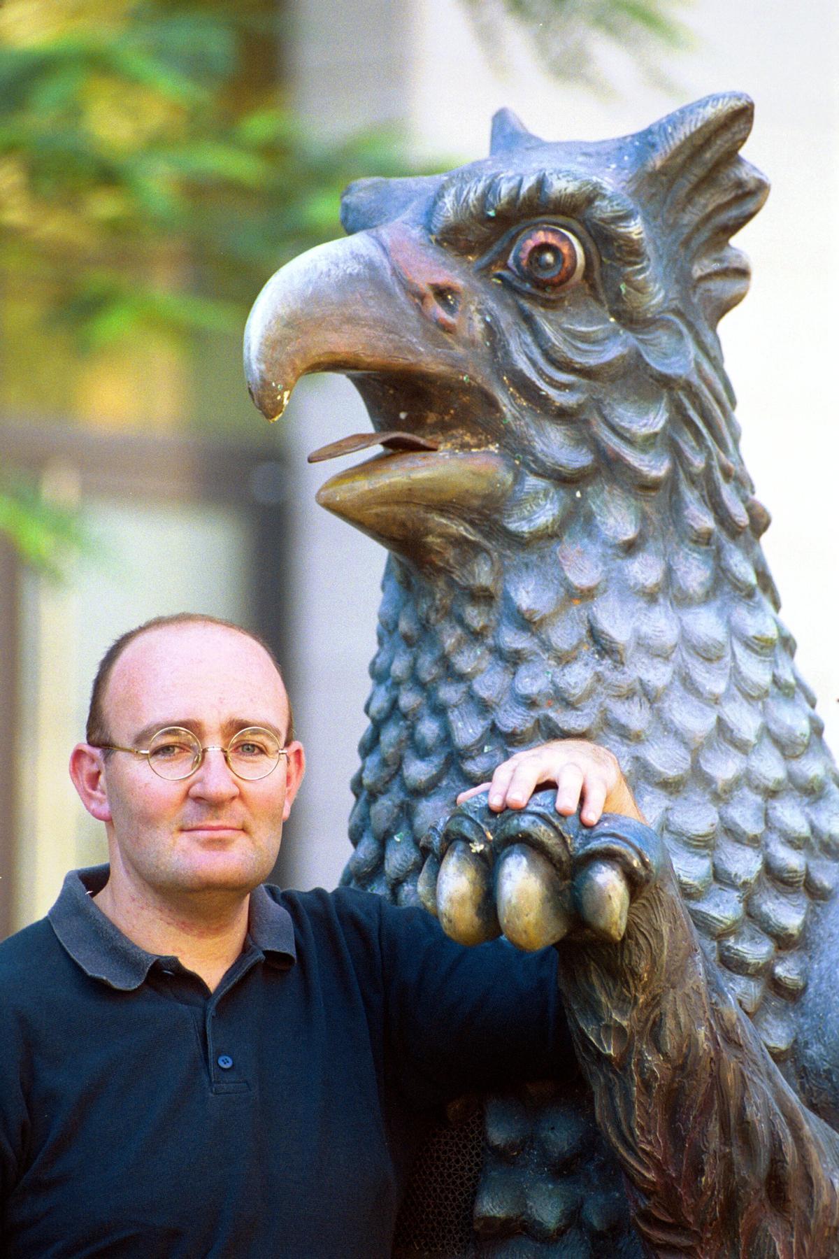 Mercè 1999. JOAN CARLES MONTAGUT, PRESIDENTE BESTIARI DE FUEGO DE LAS FIESTAS DE LA MERCE, POSA JUNTO AL GRIU DE BARCELONA.