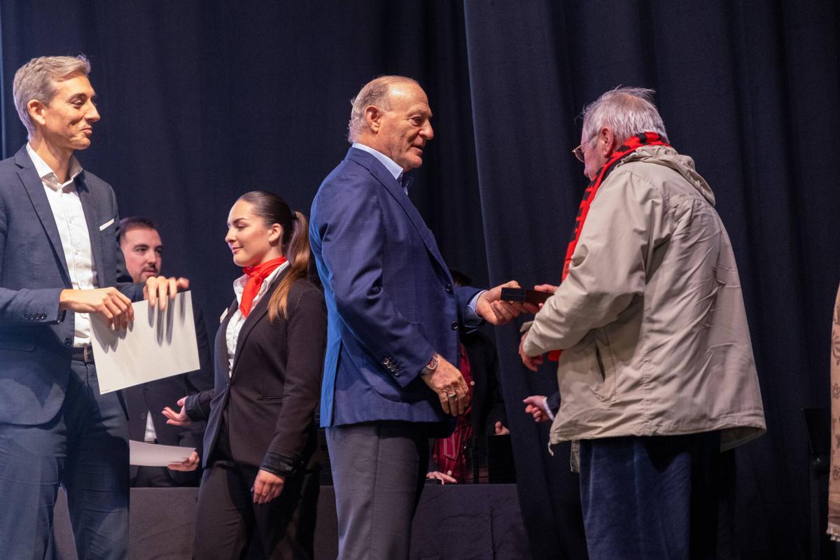 Sentido homenaje a los abonados del Mallorca con más de medio siglo de fidelidad.