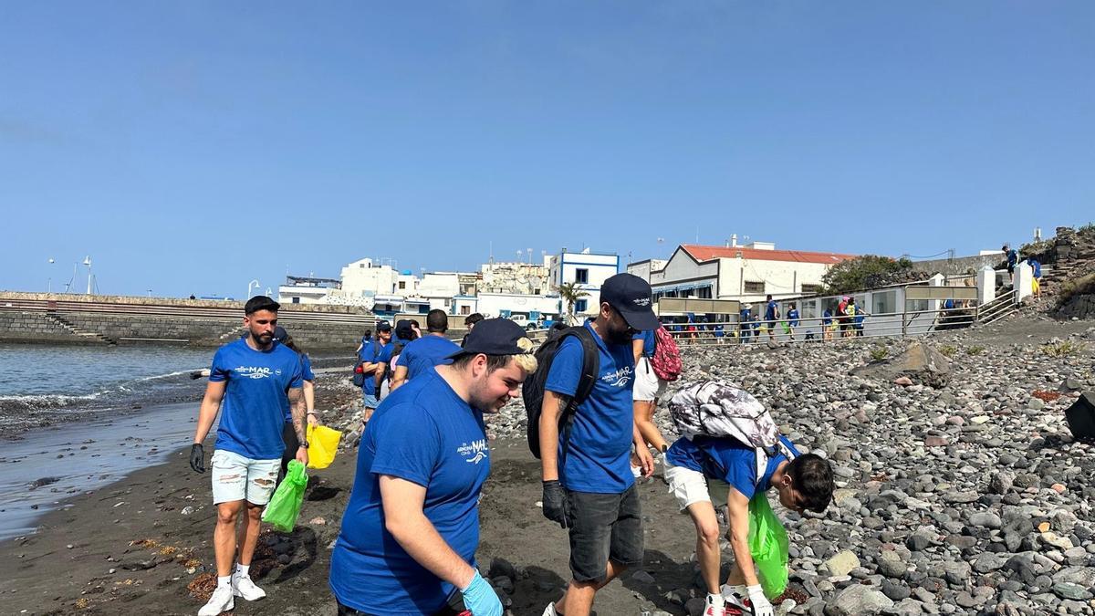 Voluntarios recogiendo residuos en una limpieza de litoral de Fred Olsen Express