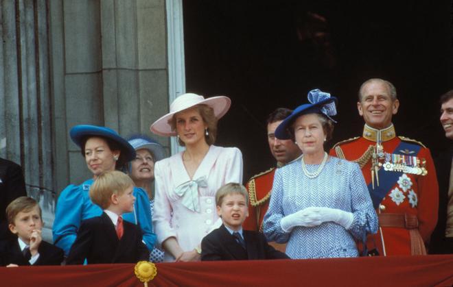 Lady Di con la reina Isabel, los príncipe Harry y Guillermo y la princesa Margarita en 1980