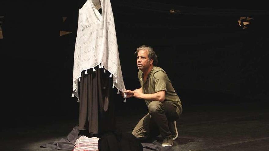 Aly Reysan durante su interpretación ayer en el Teatro Principal. // Iñaki Osorio
