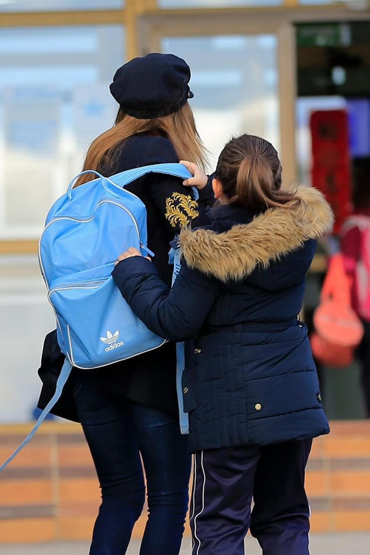 Paula Echevarría ayuda a su hija Daniella con la mochila del colegio