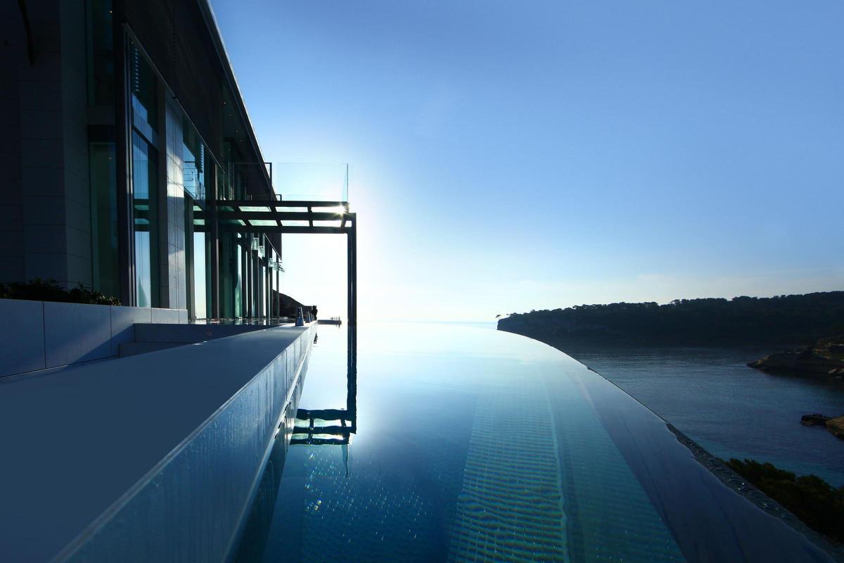 Pool vom Bauprojekt der Luxusvilla 'Sea Beauty' von Vivenda im Südwesten