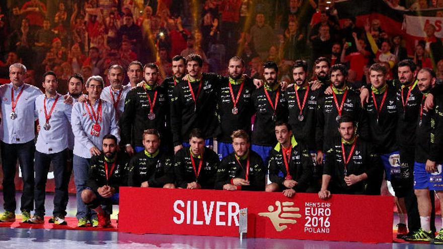 Los componentes de la selección de España posan sobre el parqué del Tauron Arena de Cracovia tras recibir la medalla de plata.