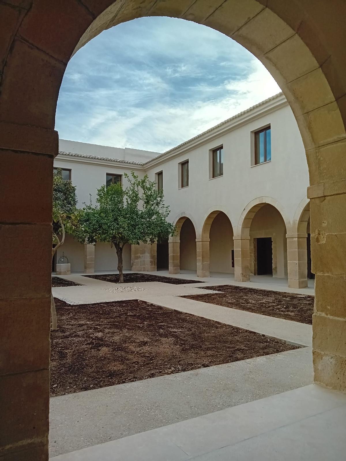 Se ha rehabilitado el primero de los patios, respetando las especies arbóreas de ponciles (limoneros).