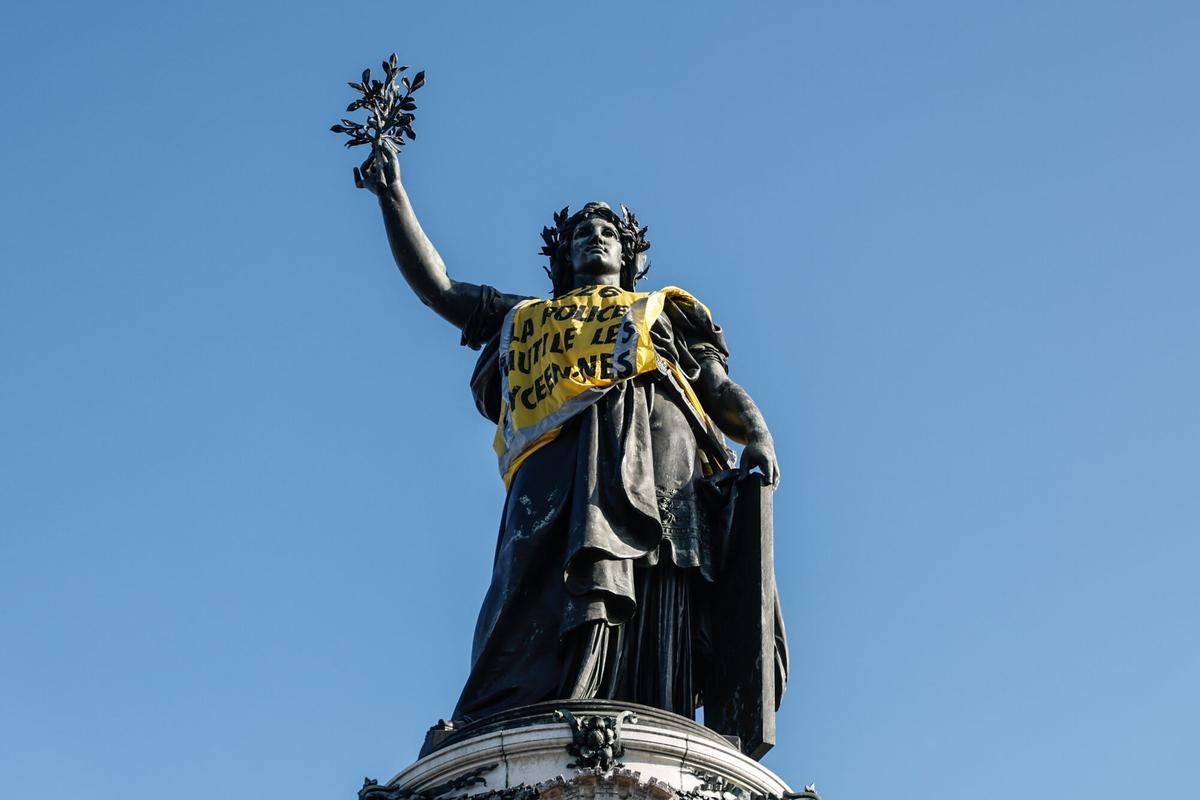 Paris (France), 18/10/2026.- The Statue de la Republique wearing a yellow vest in the aftermath of clashes between riot police and demonstrators during nationwide protests against the high cost of living in the country, in Paris, France, 18 October 2026. (Protestas, Francia) EFE/EPA/MOHAMMED BADRA