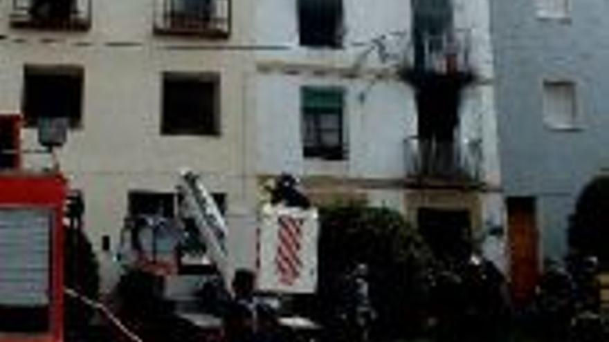 TRES PERSONAS, DESALOJADAS POR UN INCENDIO